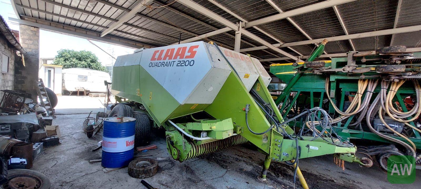 Class Quadrant 2200 Baler